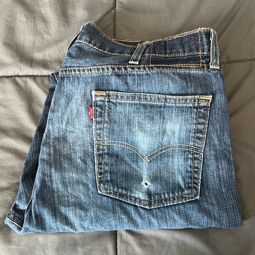 Levi’s Straight Leg Medium Wash Jean Size 38